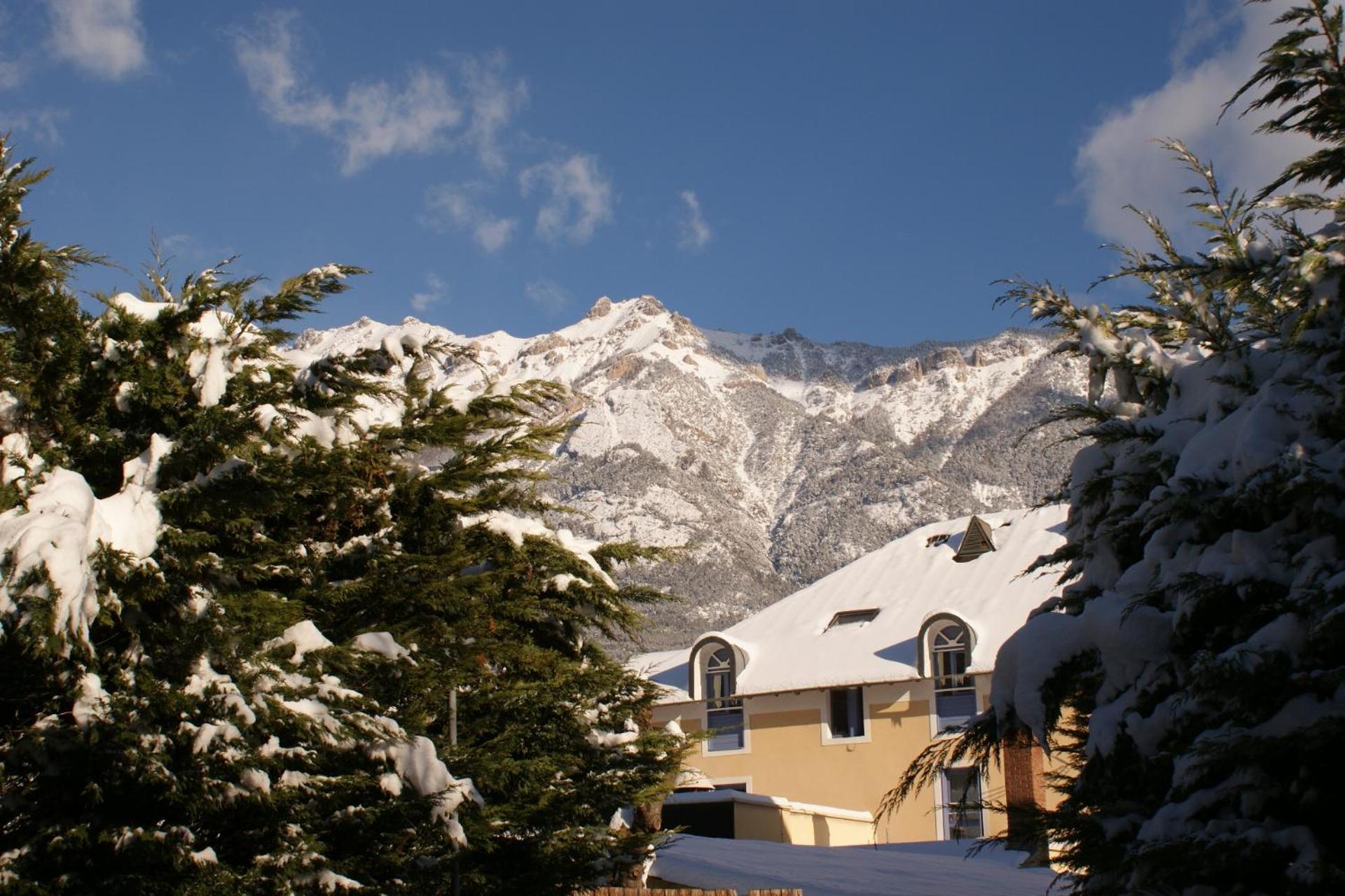 Hotel De La Gare Eygliers Екстер'єр фото