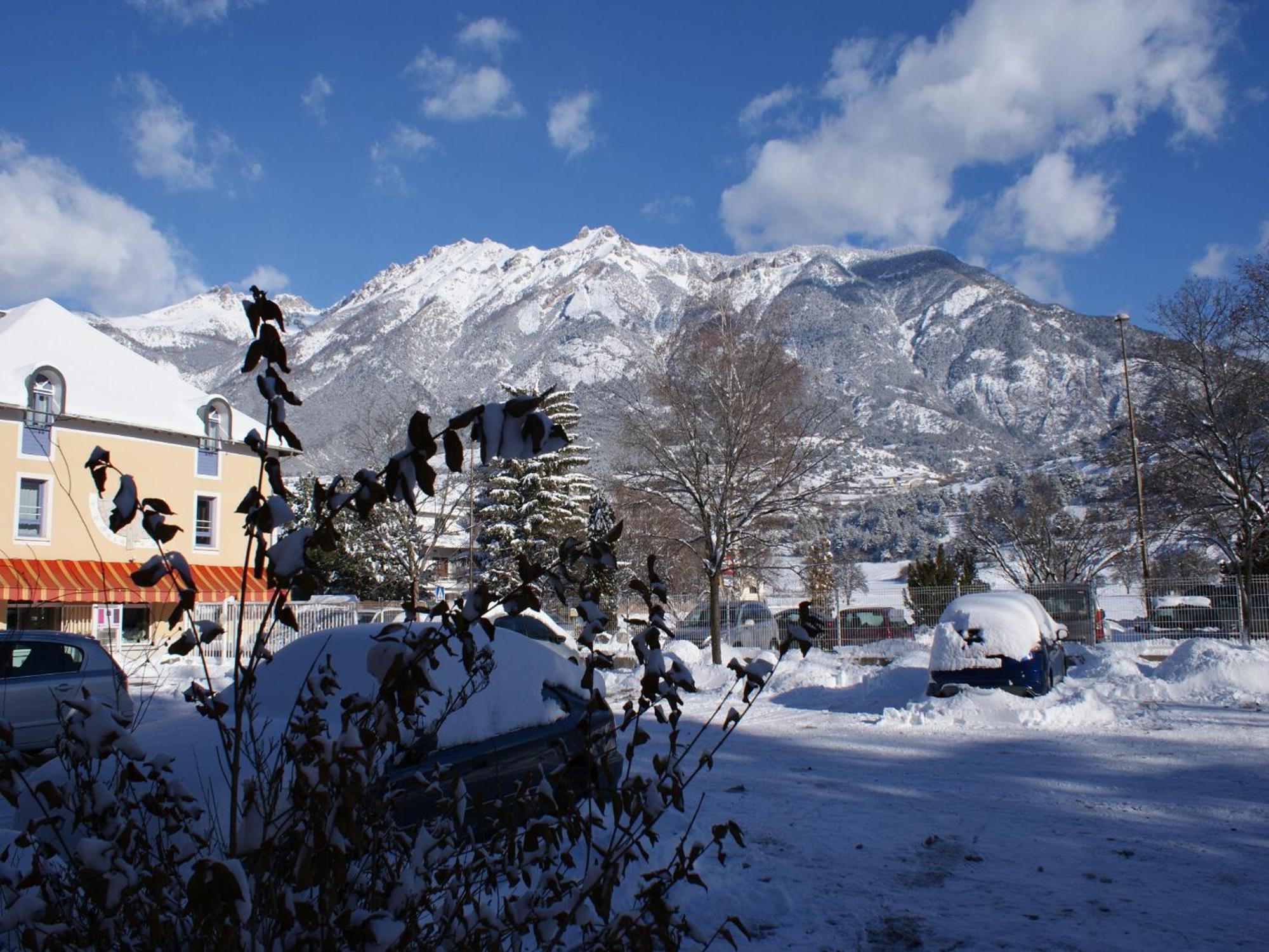 Hotel De La Gare Eygliers Екстер'єр фото